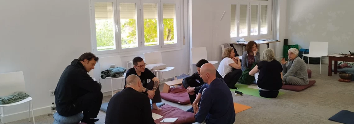 Interior sala retiro Mindfulness y Compasión con varias personas concersando