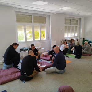 Interior sala retiro Mindfulness y Compasión con varias personas concersando